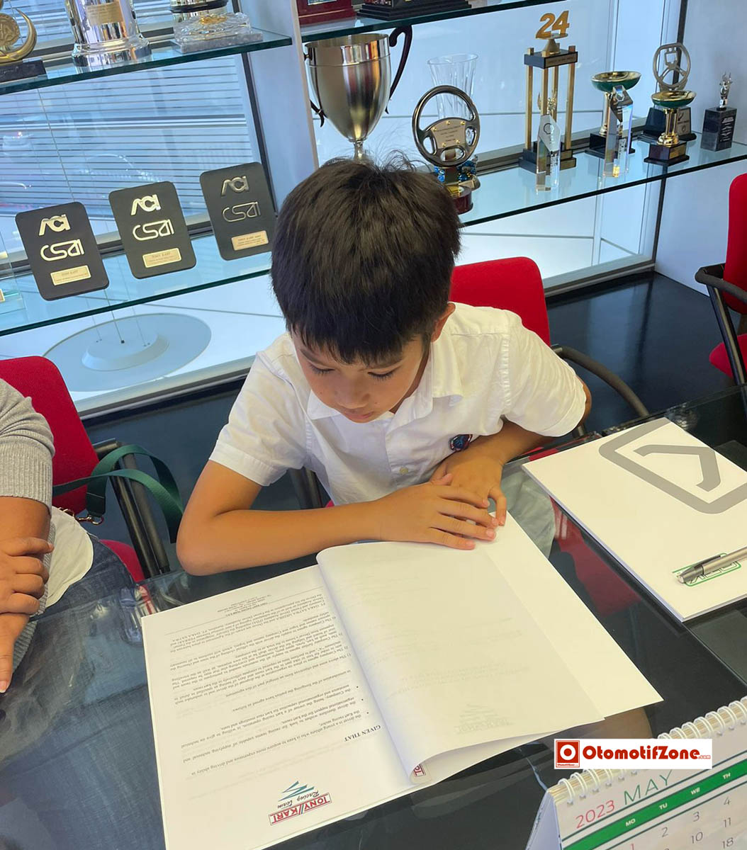 Oliver menandatangi kontrak dengan Tony Kart