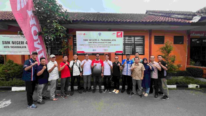 Pembalap AHRT Gery Salim Berikan Pengalaman di HDC Tour Tasikmalaya