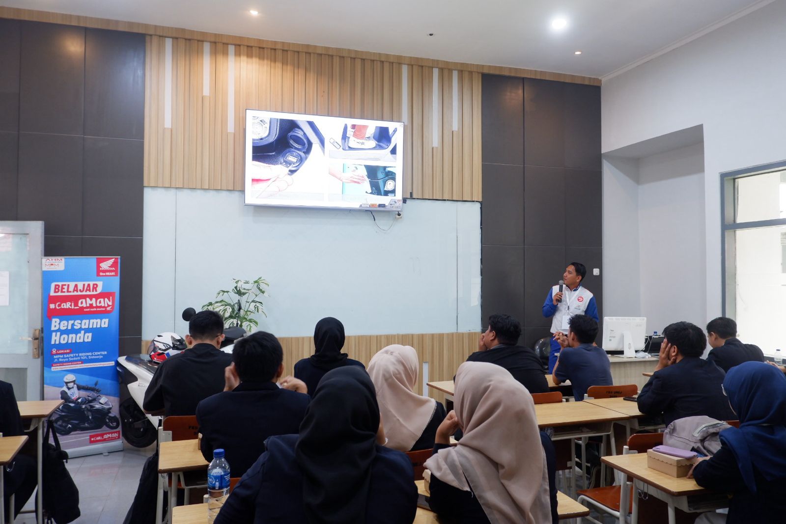 Mahasiswa Universitas Jember mendapatkan pelatihan safety riding secara teori dari Instruktur Safety Riding Honda.