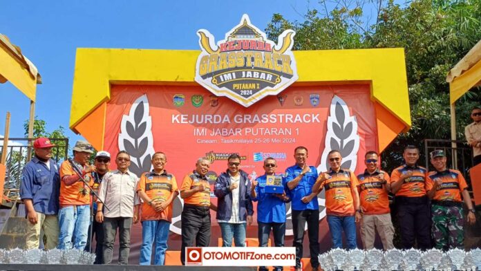Gelaran Kejurda Grasstrack IMI Jabar Tasikmalaya Tampilkan Kesenian Tradisiona