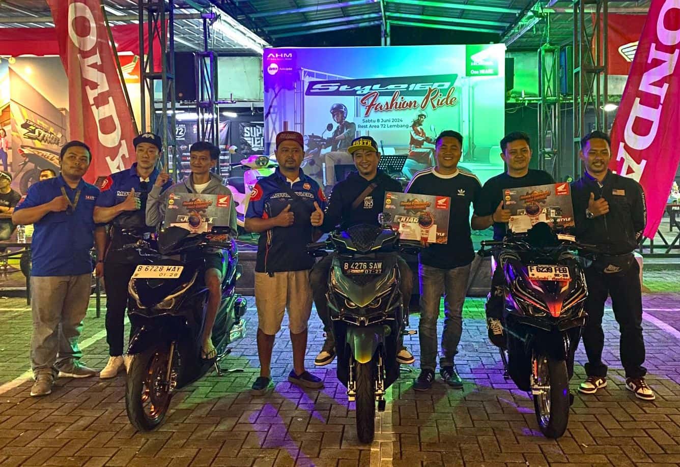 Para pemenang pada kategori Matic Sunmori Motostyle berfoto bersama dengan PIC Community DAM, Irvan Setiawan dan para juri Honda Community Auto Contest 2024