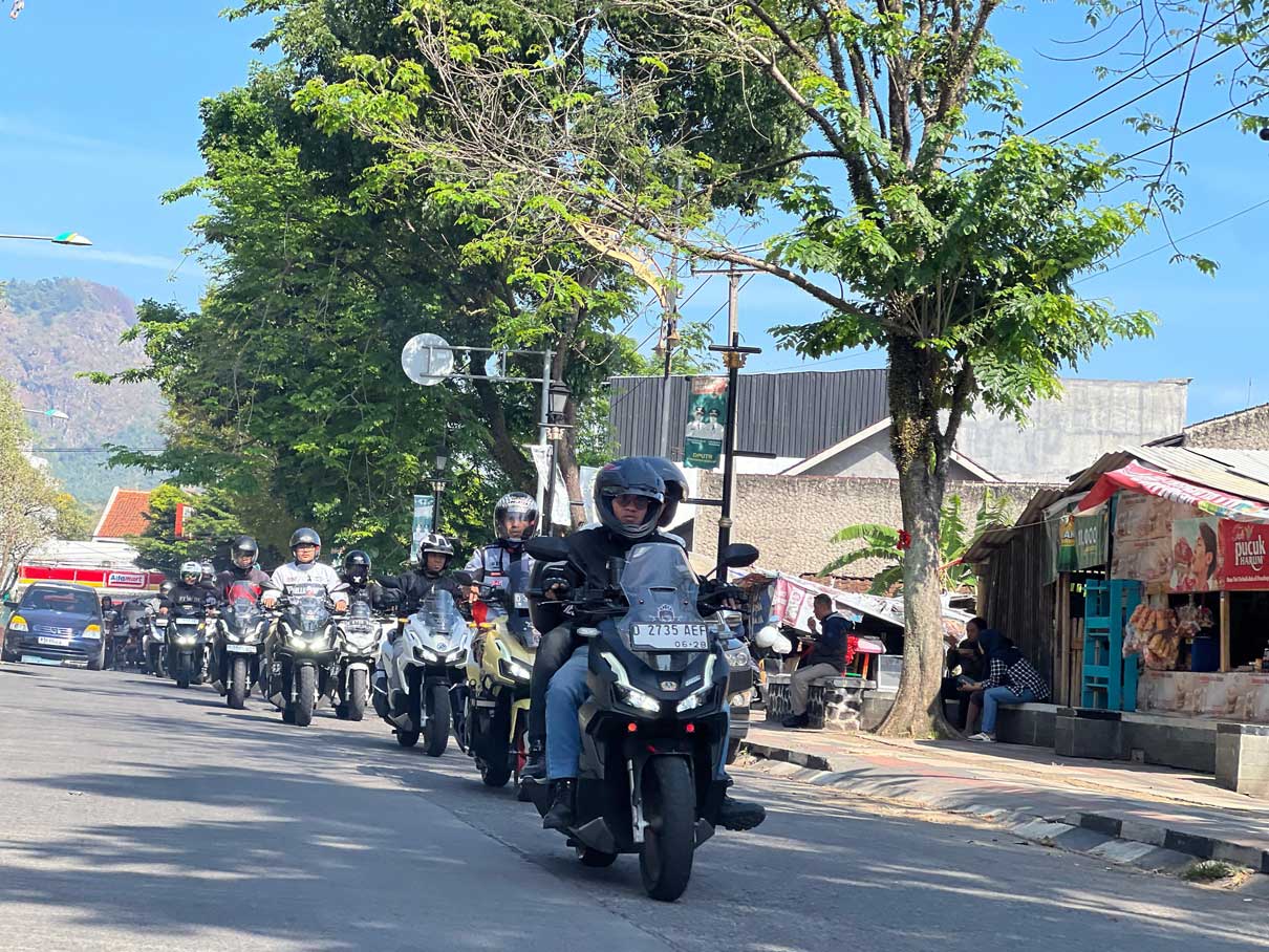 Keseruan Touring Komunitas Honda dalam Festival Hari Pelanggan Nasional di Ciwidey