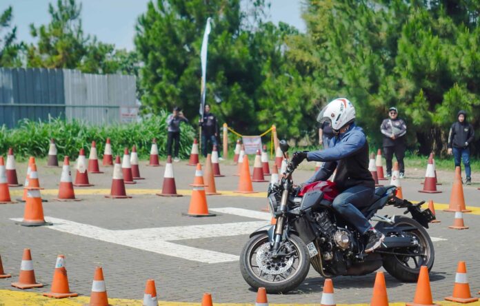 Tips Aman Berkendara di Jalan Sempit, Tetap Waspada dan #Cari_Aman (1)-min Tips Aman Berkendara di Jalan Sempit, Tetap Waspada dan #Cari_Aman