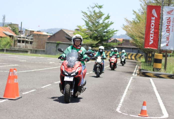 Tips Aman Berkendara untuk Pengemudi Ojek Online (2) Tips Aman Berkendara untuk Pengemudi Ojek Online