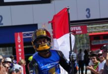 Bangga!!! Aldi Satya Mahendra Juara Dunia WSSP 300, 1 Unit Pajero Menanti Dari H. Putra Aldi Satya Mahendra Kibarkan Merah Putih