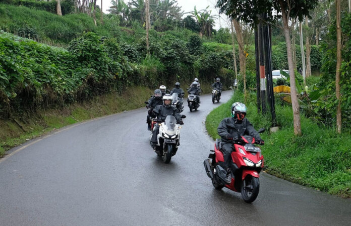 Tips Aman Berkendara dan Merawat Sepeda Motor di Musim Hujan