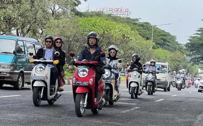Scoopy Girl Time Bikers Wanita Kompak City Rolling Penuh Gaya