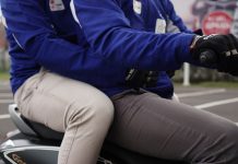 Tips Aman Ketika Duduk Berboncengan Menggunakan Sepeda Motor Tips Aman Ketika Duduk Berboncengan Menggunakan Sepeda Motor