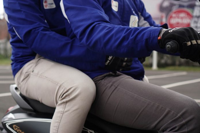 Tips Aman Ketika Duduk Berboncengan Menggunakan Sepeda Motor