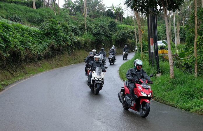 Teknik Berkendara Aman di Jalan Menurun dan Licin