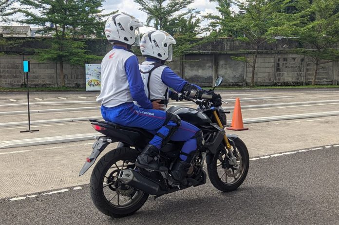 Tips-Aman-dan-Nyaman-Saat-Dibonceng-Sepeda-Motor-(1) Tips Aman dan Nyaman Saat Dibonceng Sepeda Motor