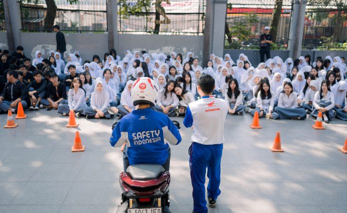 PCX-School-Day-Out-Hadirkan-Edukasi-dan-Hiburan-Seru-bersama-Pelajar-SMA-(1) PCX School Day Out Hadirkan Edukasi dan Hiburan Seru bersama Pelajar SMA