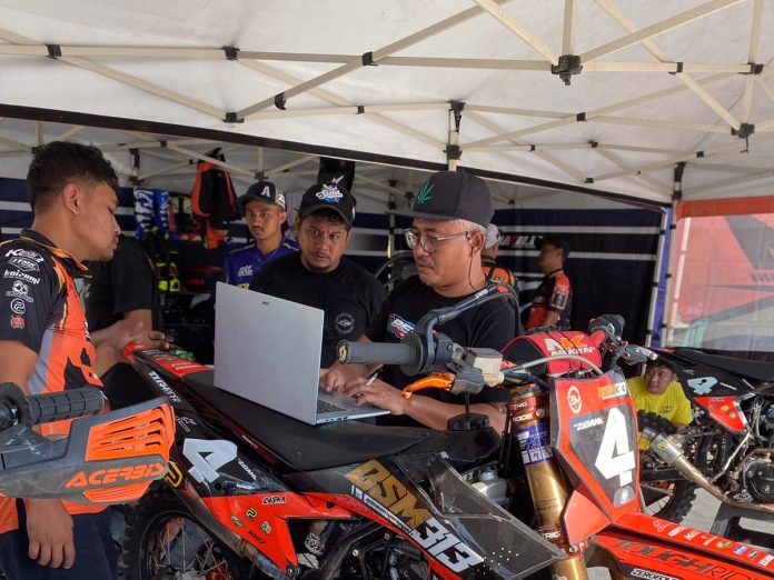 Achos Lalang Muncul Tangani BSM313 Achos Lalang Muncul Tangani BSM313 Balap Grasstrack Pasuruan