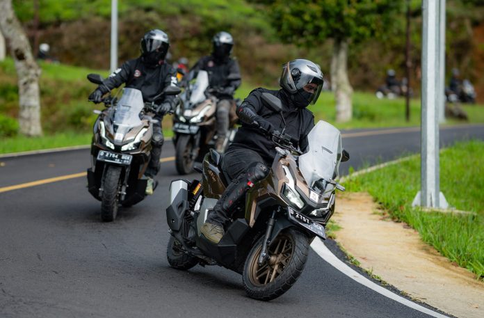 Gunakan Rem Depan Saat Motor Dalam Posisi Lurus
