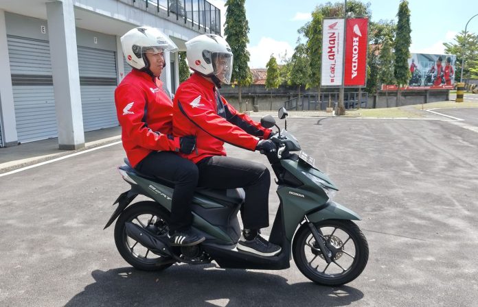 Hindari Berboncengan dengan Memegang Behel Belakang