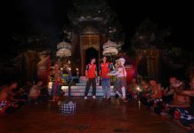 Disambut Tari Kecak, Pebalap Honda di MotoGP Lanjut Kopdar Bareng Bikers Bali Pebalap Honda di MotoGP Lanjut Kopdar Bareng Bikers Bali