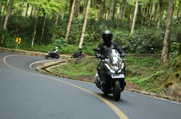 Hindari Menarik Gas Saat Menahan Motor