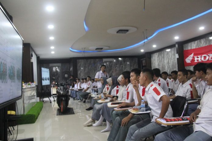 Astra Honda Berbagi Ilmu, Perkuat Kompetensi Siswa SMK Teknologi Karawang