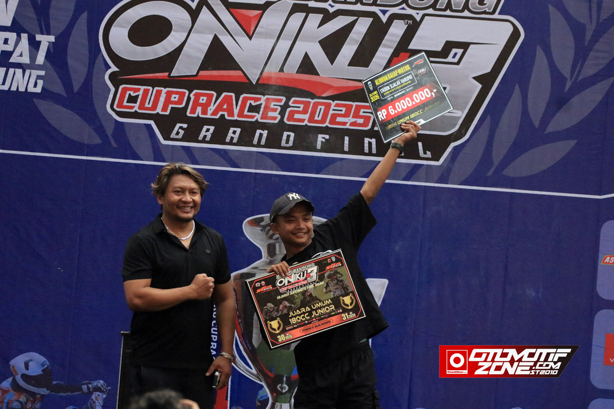 Rino Sanjaya, Ketua Komisi Supermoto IMI Jabar memberikan hadiah Juara Umum Kejurda