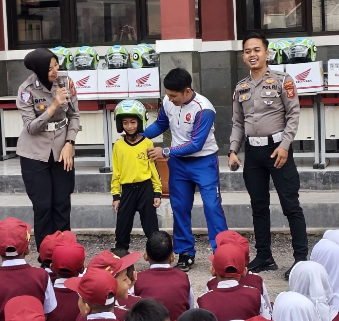 Safety Riding Center DAM Bersama Polres Cimahi Edukasi Keselamatan Berkendara dan Bagikan Helm untuk Siswa SD